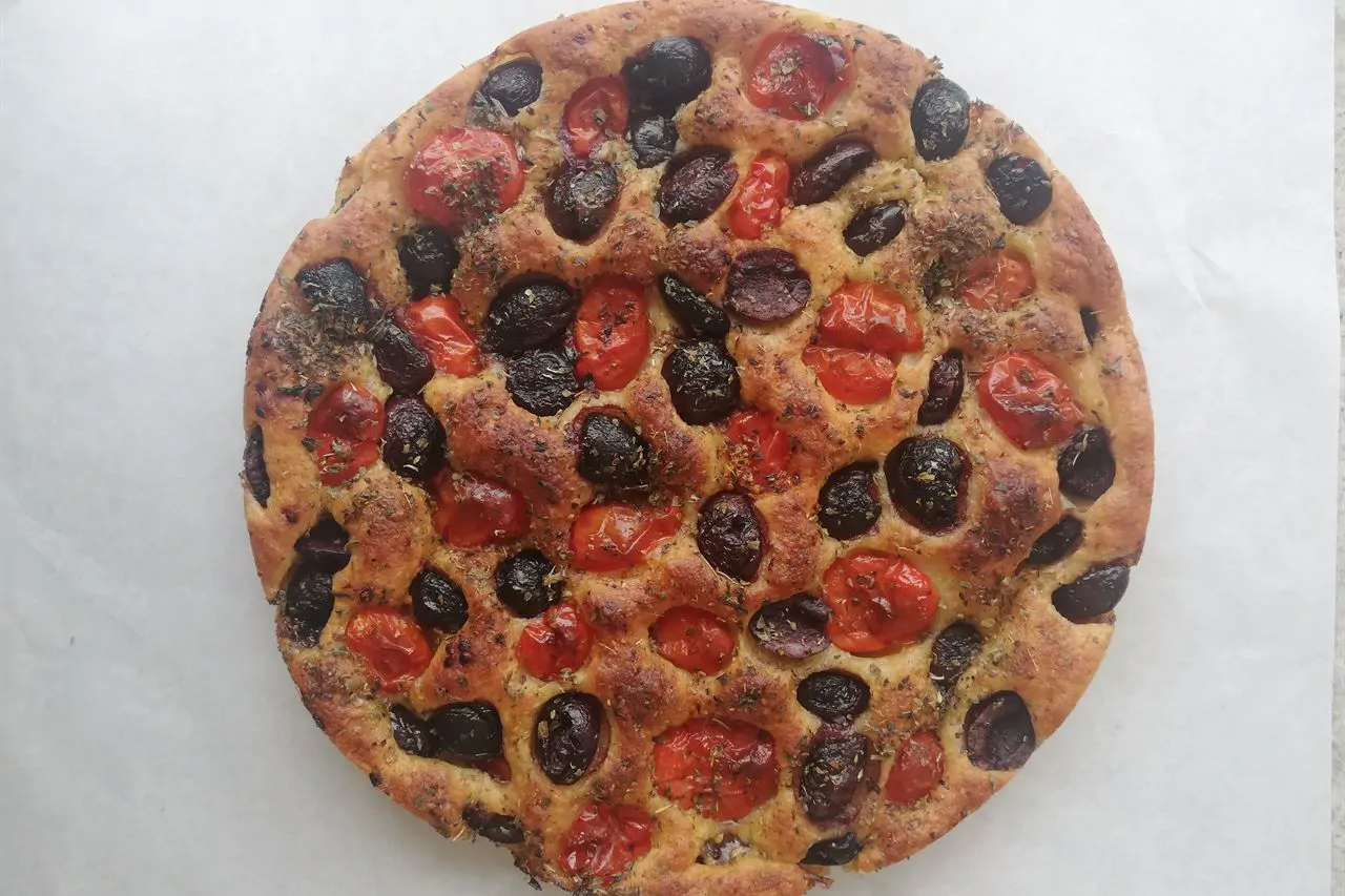 La focaccia barese, con i pomodorini e le olive
